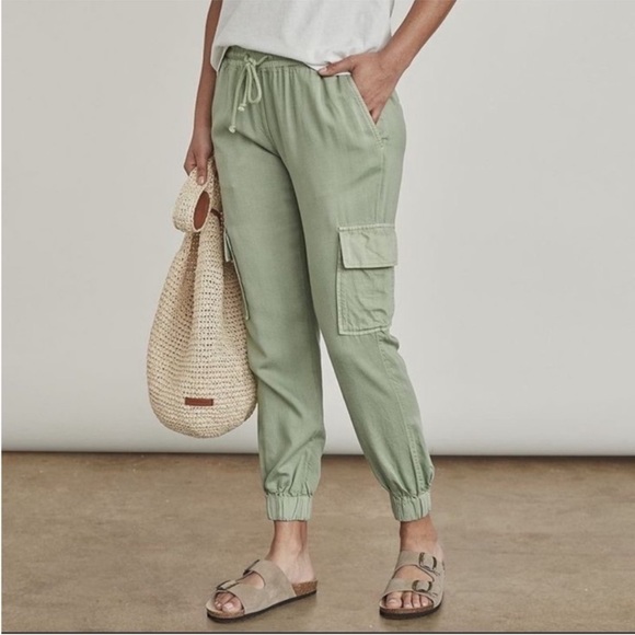 ELIZABETH AND JAMES Jogger Cargo Pants in Green. Size Medium - Picture 1 of 7